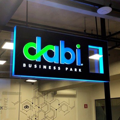 Painel em acrílico com iluminação interna - Administração Dabi Business Park.