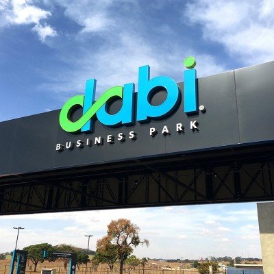 Letreiro luminoso testeira de acesso - Dabi Business Park.