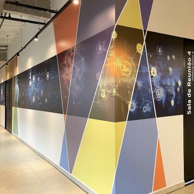 Adesivagem de paredes do corredor das salas de reunião do Dabi Business Park